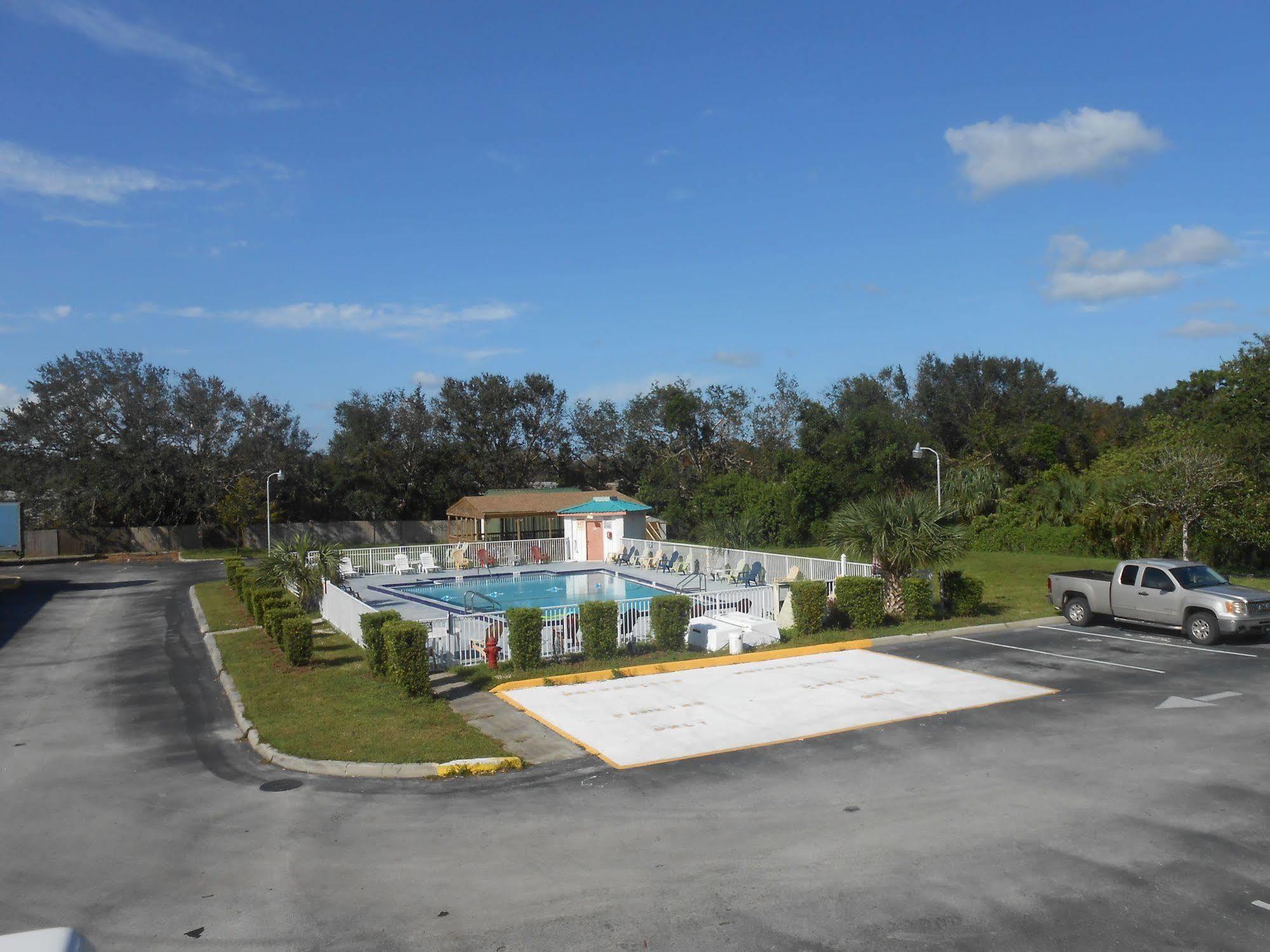Executive Garden Titusville Hotel ภายนอก รูปภาพ