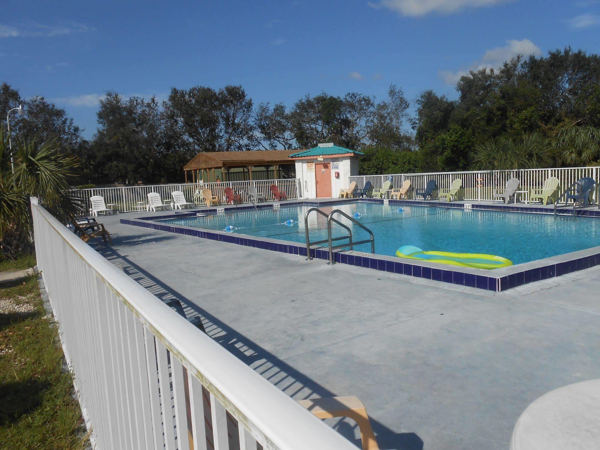 Executive Garden Titusville Hotel ภายนอก รูปภาพ