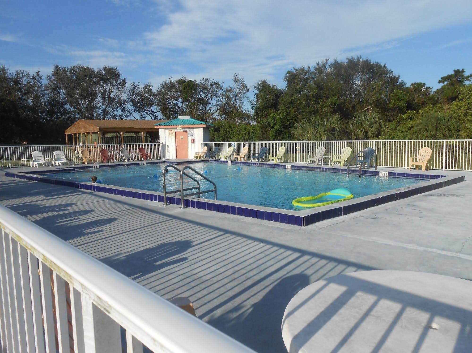 Executive Garden Titusville Hotel ภายนอก รูปภาพ
